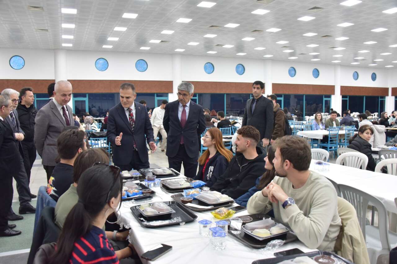 MSKÜ’de Ramazan Sofrası: Öğrenciler ve Protokol Aynı Sofrada 10